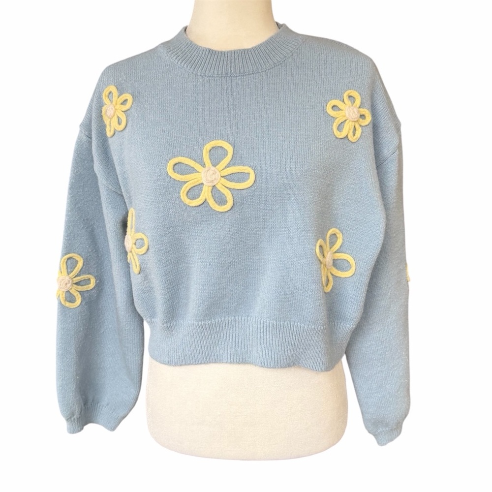 Essential Flair Light Blue Daisy Appliqué Cropped Sweater Size Medium Grannycore
